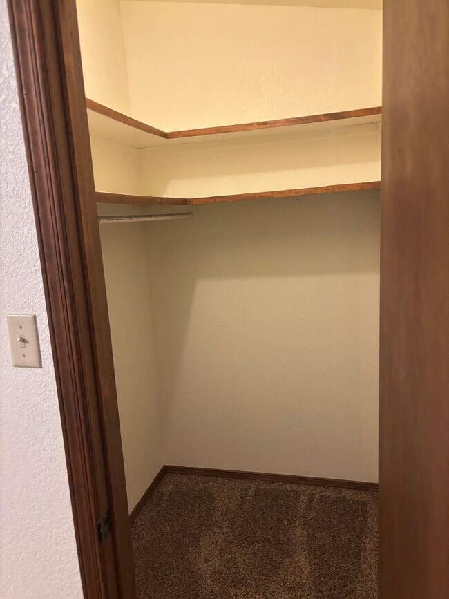 Building Photo - Charming 2 Bed/ 2 Baths Near Everything !