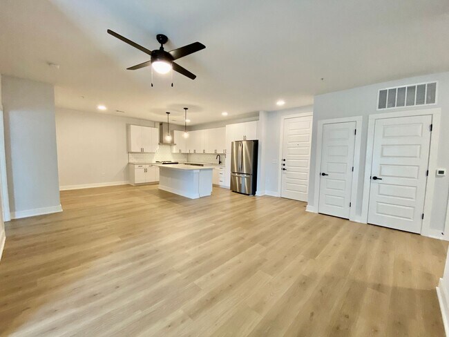 Building Photo - Stylish 3 Bedrooms 2 Bathrooms with Top-Tier Amenities Condo in East Austin!!!
