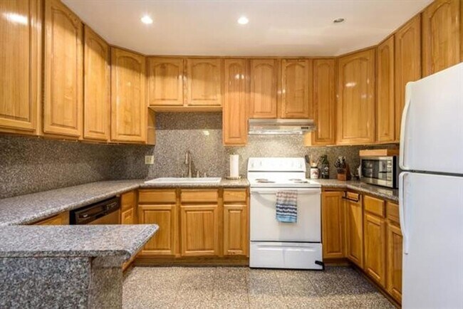 Building Photo - Well Located and Spacious 2 Bedroom 2 Bath Condo in Mountain View