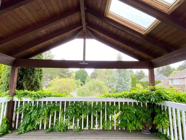 Building Photo - Beautiful custom home in Lakeshore Estates