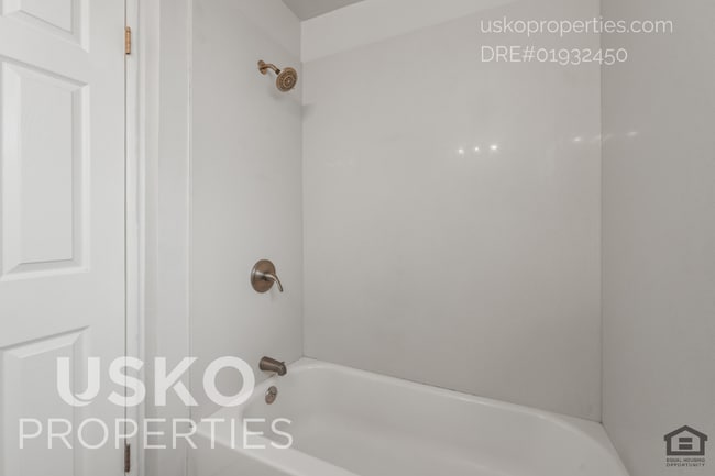 Building Photo - "Charming 3-Bed with Full Bath in Sacramento – Cozy 1093 Sq Ft Home Awaits!"