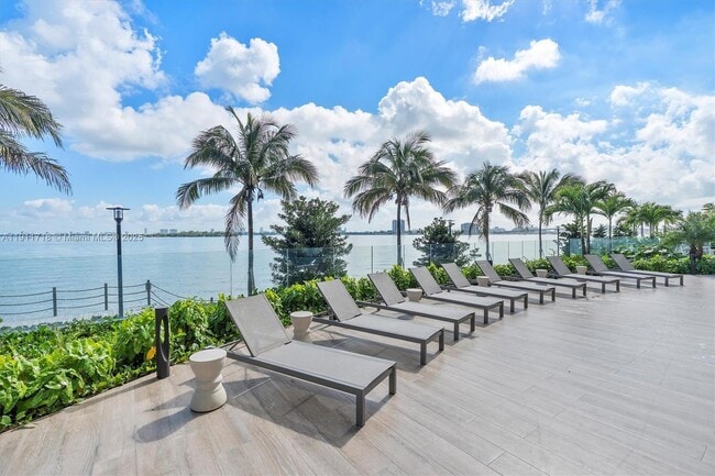 Building Photo - 700 NE 24th St