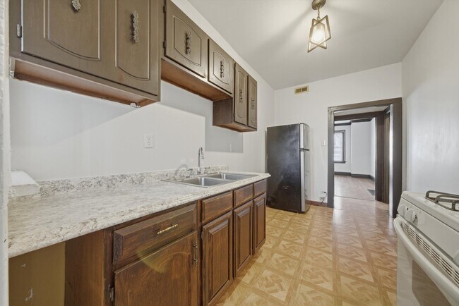 Building Photo - 1140 N Lawndale Ave