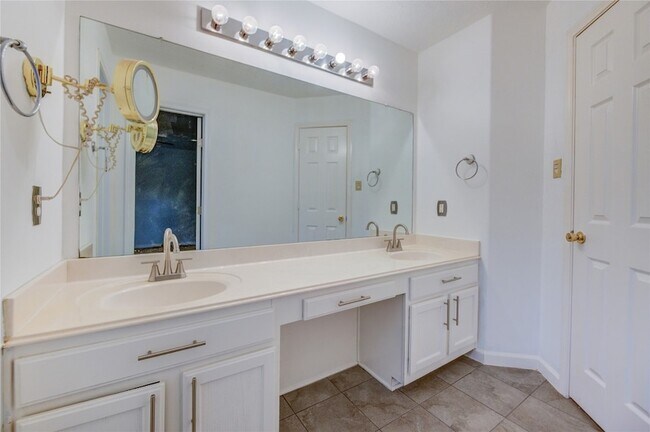 Building Photo - 16464 Beewood Glen Dr