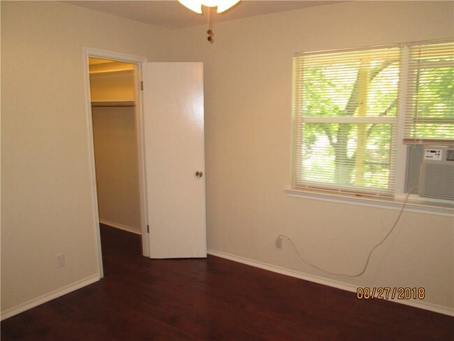 Building Photo - 2206 W Hickory St