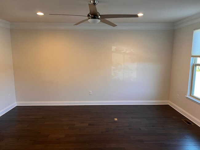 Building Photo - 818 Oval Park Ln