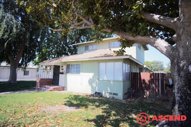 Primary Photo - 1017 Paloma St