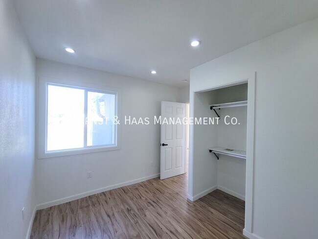 Building Photo - 200 N Acacia Ave