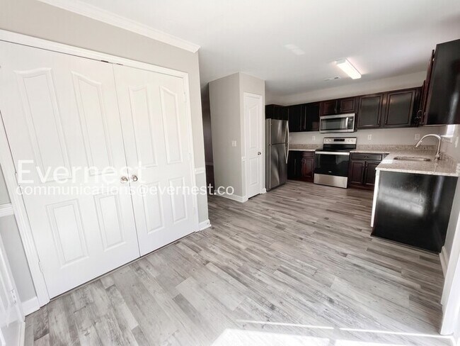Building Photo - 4 Bed, 3 Bath Single Family Home with Garage Parking / Pet-Friendly / Vouchers Accepted / Availab...