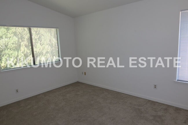 Building Photo - 3 Bedroom 2 1/2 bath Pocket home