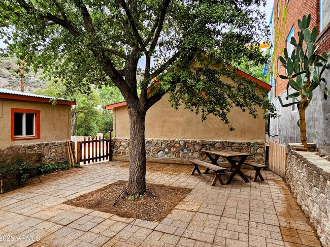 Building Photo - 25 Sowles Ave