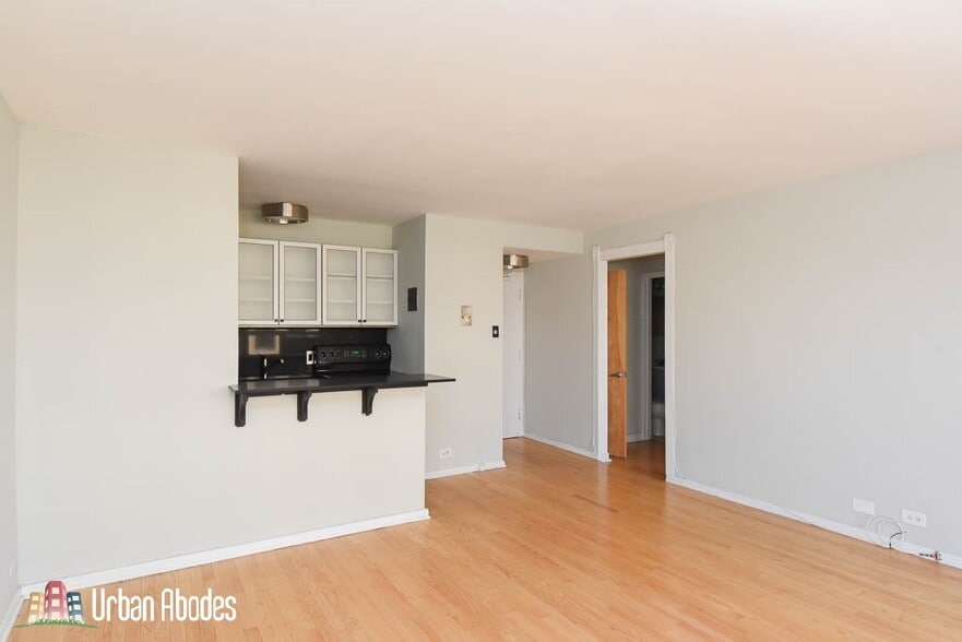 Building Photo - 429 W Wellington Ave