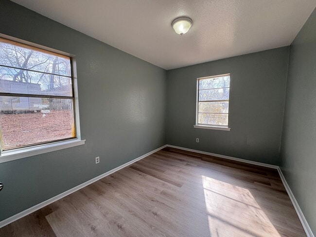 Building Photo - Very nice 3 bedroom/1 bath house with Central Air & Heat