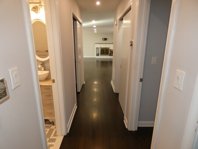 Building Photo - 6 Greenfield Dr