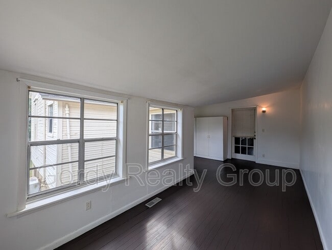 Building Photo - 2972 Dickson St