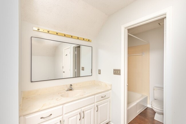 Building Photo - Shawnee Condo all redone close to Shops an...