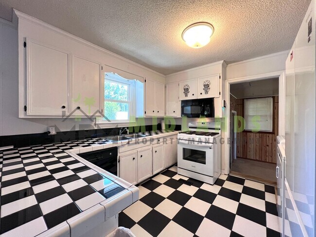 Building Photo - 3836 Davies Dr