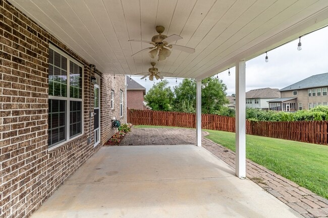 Building Photo - Beautiful 5 Bedroom, 4 Full Bath Family Home