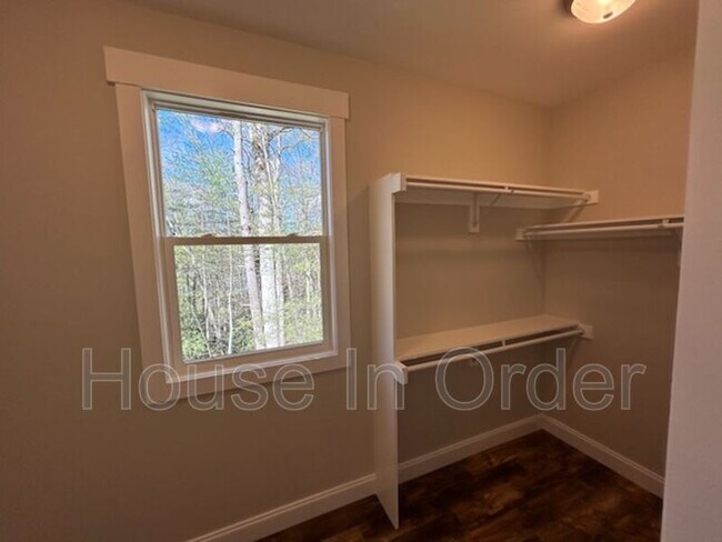 Building Photo - 203 Fletcher View Dr