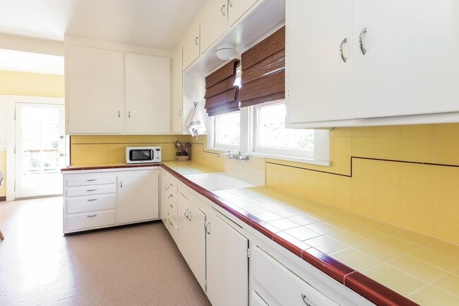 Building Photo - Furnished 1920 Craftsman Bungalow Available In The Dimond District!