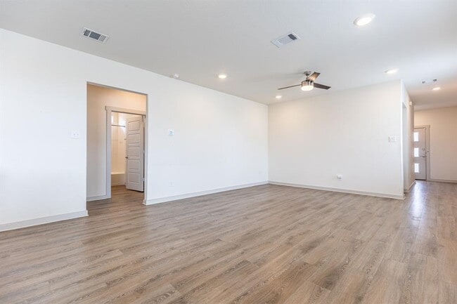 Building Photo - 305 Fairfax Ave