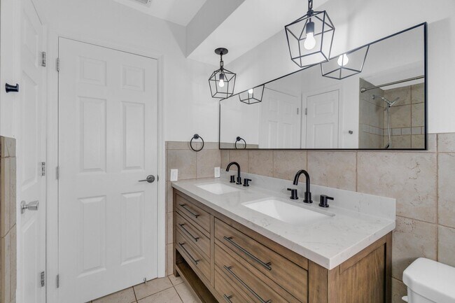 Building Photo - 1180 SW 17th St