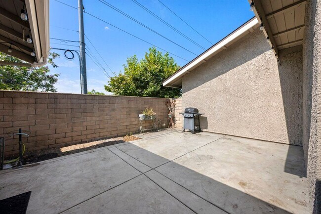 Building Photo - 1605 Carmel Cir E