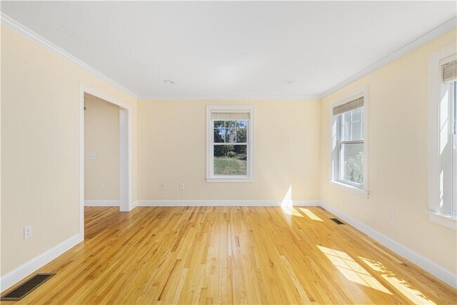 Building Photo - 20 Vanderbilt Ln