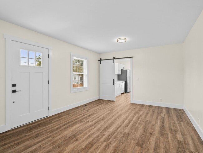 Building Photo - Newly Renovated 2/2 Townhome in Nashville