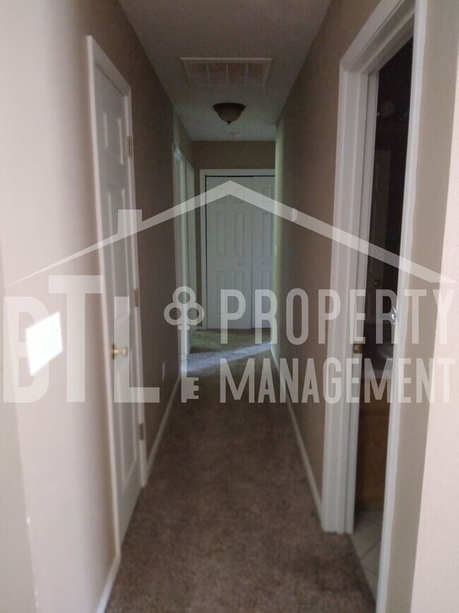 Building Photo - 3 Bedroom 2 Car Garage Duplex in Branson