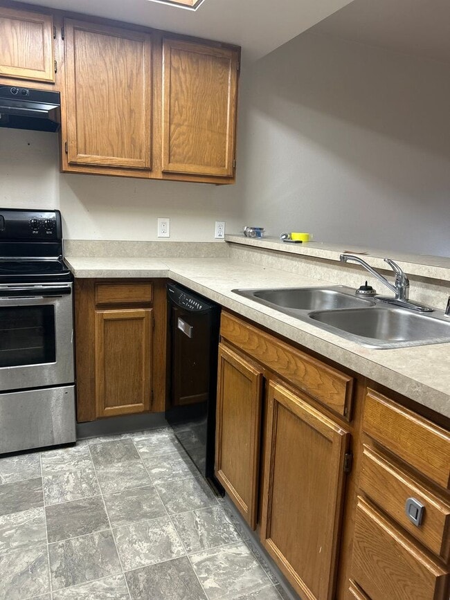 Building Photo - Century 21 Gold Rush - 2 bed, 1.5 bath (Fa...