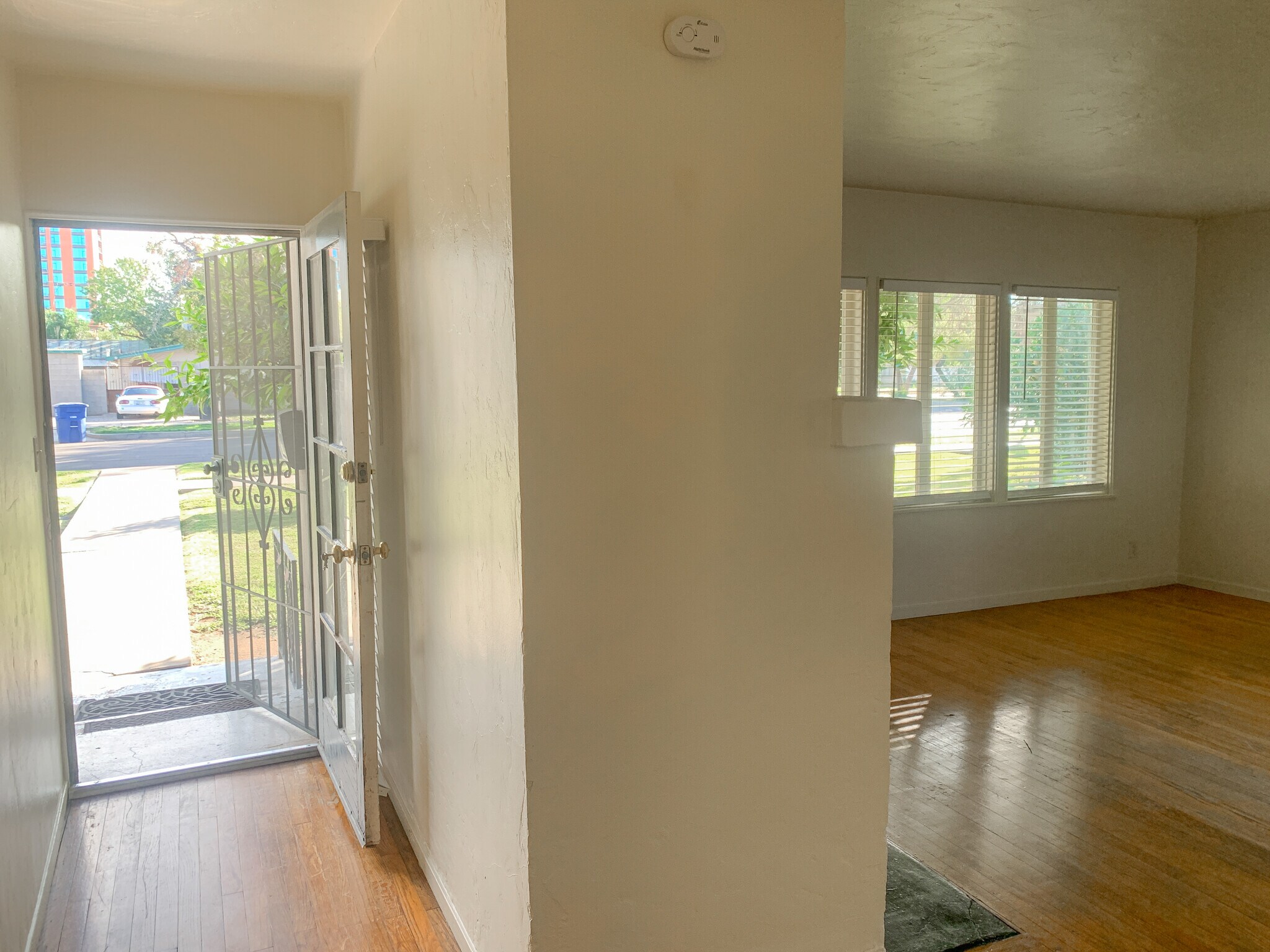 Building Photo - 832 S Maple Ave