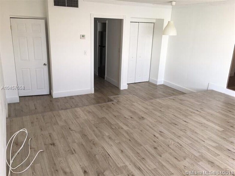 Building Photo - 905 Brickell Bay Dr