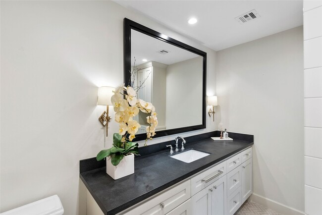 Building Photo - 3139 Bissonnet St