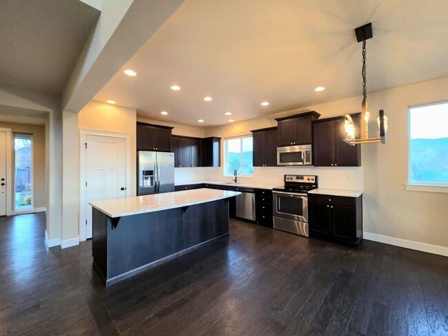 Building Photo - Large 3 bedroom, 3 bath newer build in sought after East Wenatchee neighborhood!