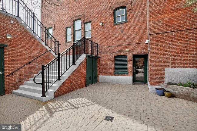 Building Photo - 825 N 29th St