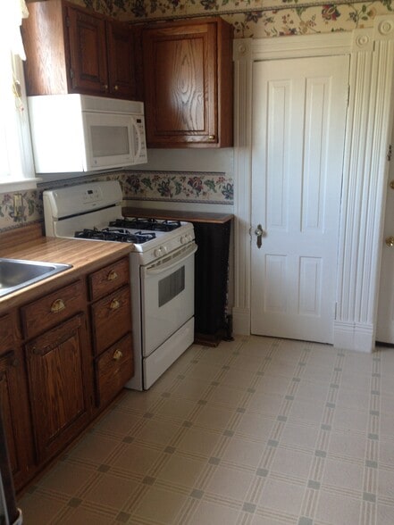 Kitchen - 422 N 9th Ave W