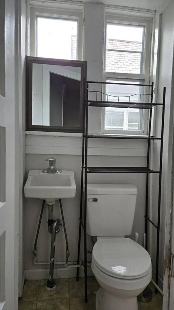 Building Photo - 1 Bedroom Burlington Available NOW!