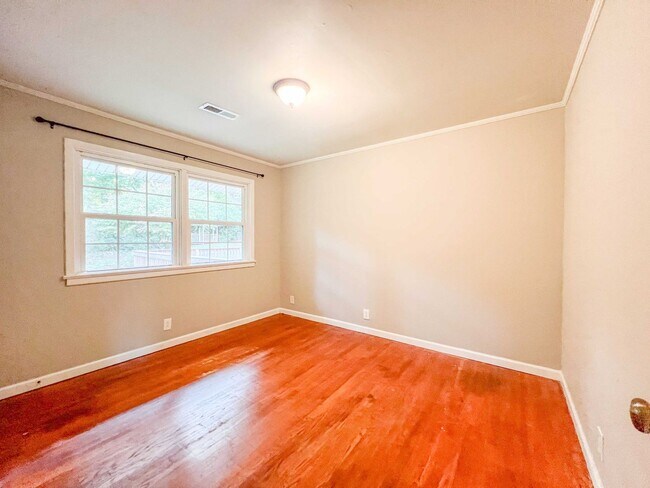 Building Photo - 5/3 updated Mid-Century Modern with original hardwoods