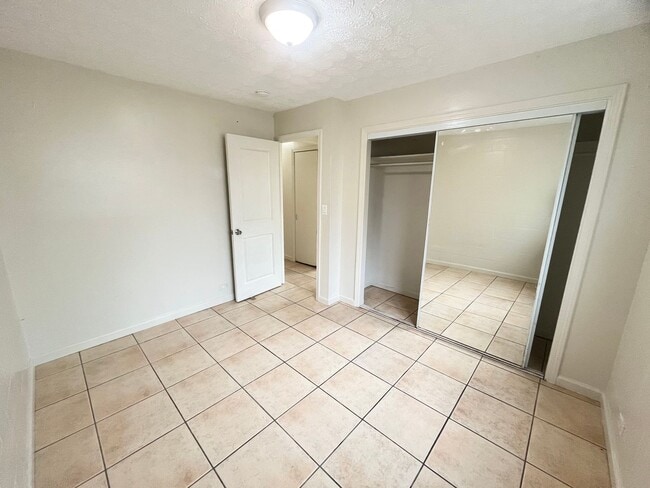 Building Photo - 2 Bed 1 Bath Basement Unit of Duplex House...