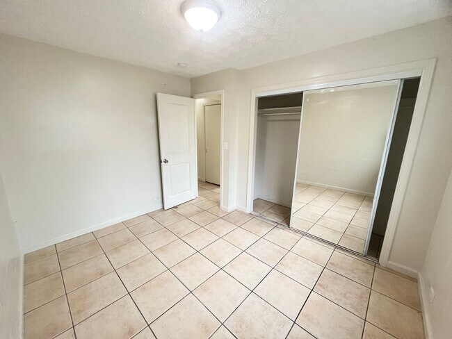 Building Photo - 2 Bed 1 Bath Basement Unit of Duplex House in Kalihi-Palama available now!