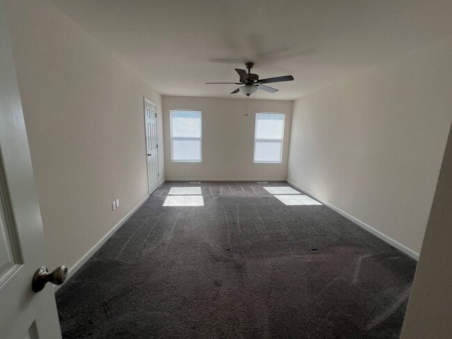 Building Photo - Private Charming Home!