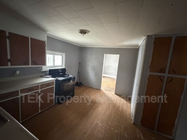 Building Photo - 195 Parsells Ave