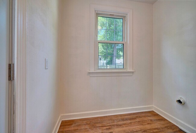 Building Photo - Charming Cape Cod Home - Detached Garage - Pet Friendly!