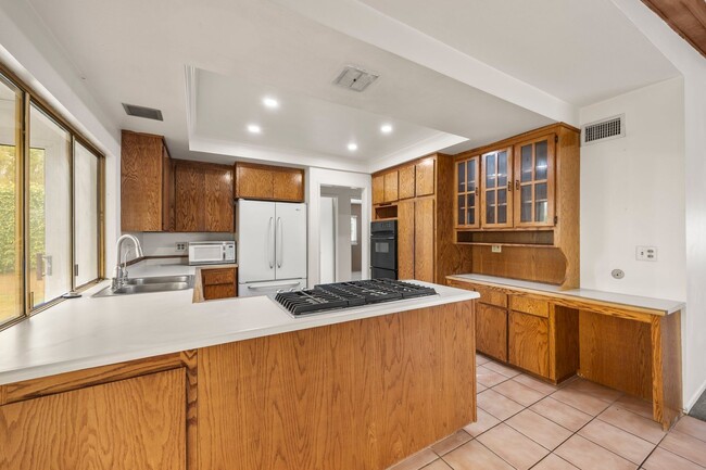 Building Photo - 3-Bed, 2-Bath Single-Family Residence With...