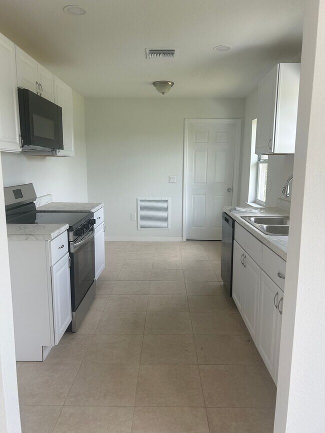 Building Photo - 3/2/1 Single Family Home Available-Cozy Pe...