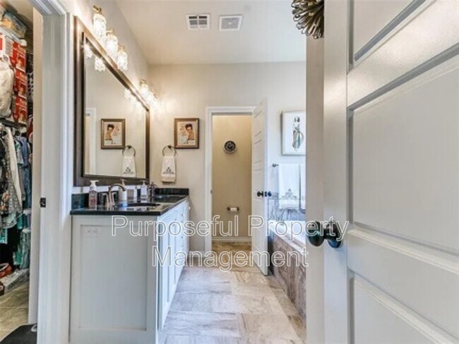 Building Photo - 811 E Mosier St