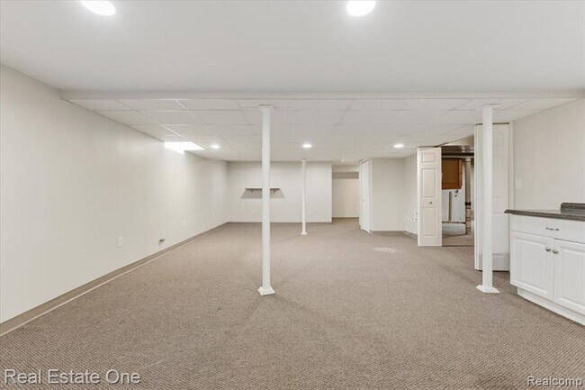 Building Photo - 720 Essex Dr