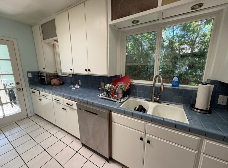 Building Photo - 6330 Longridge Ave