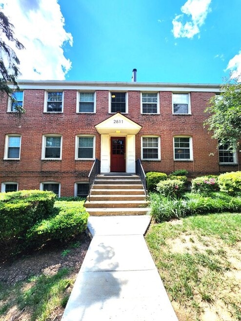 Building Photo - 2811 Arlington Blvd